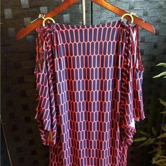 Michael Kors Size S Red and Navy Geometric women’s top with gold link sleeves - Picture 4 of 4